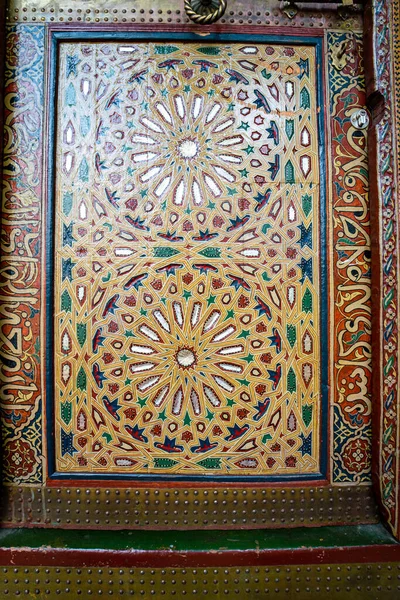 モロッコ フェズのメディナにあるムーレー イドリス2世のザウィヤにある伝統的なカラフルな木製のドアの近く — ストック写真