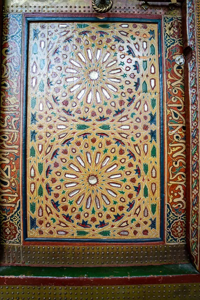 Κοντινό Πλάνο Παραδοσιακής Πολύχρωμης Ξύλινης Πόρτας Στη Zawiya Του Moulay — Φωτογραφία Αρχείου