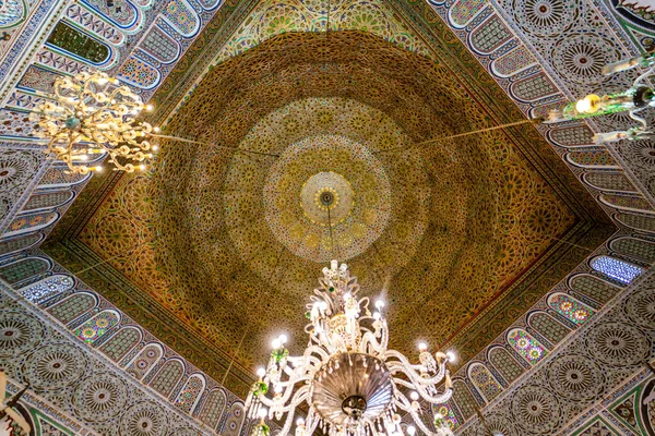 モロッコ フェズのメディナにあるムーレー イドリス2世のザウィヤにシャンデリアのある美しい木製の天井 — ストック写真