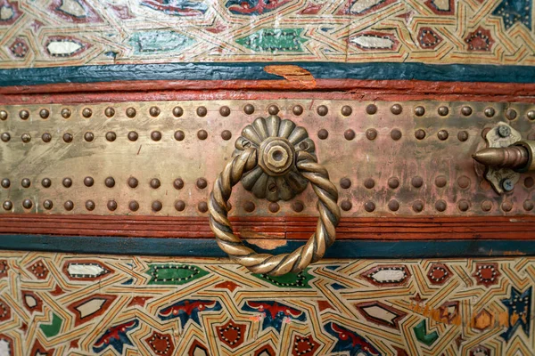 Zbliżenie Miedzianych Drzwi Tradycyjnych Drewnianych Drzwiach Zawiya Moulay Idris Medynie — Zdjęcie stockowe