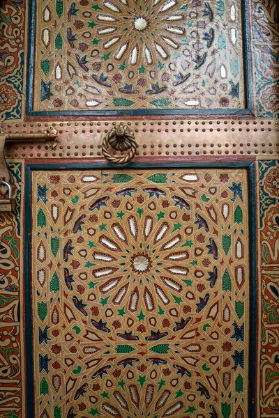 Zbliżenie Tradycyjnych Kolorowych Drewnianych Drzwi Zawiya Moulay Idris Medynie Fezie — Zdjęcie stockowe