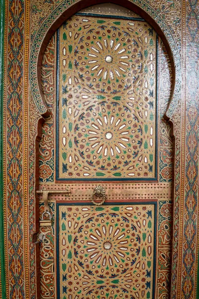 モロッコ フェズのメディナにあるムーレー イドリス2世のザウィヤにある伝統的なカラフルな木製のドアの近く — ストック写真