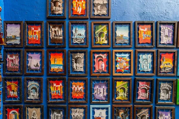 그림들이 페시라는 의벽에 기념품들 — 스톡 사진