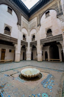 Fas, Fez 'deki eski Medine' de Cherratine Madrasa 'nın iç kesimi.
