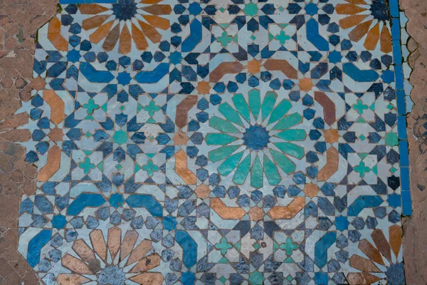 モロッコのフェズの古いメディアにあるチェラチン マドラサの古いモザイクタイルの床 — ストック写真