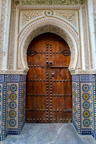 モロッコフェズのメディナにある古いモロッコの木製のドア — ストック写真