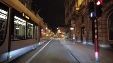Brüksel, Belçika 'da gece yolda giden bir arabanın gerçek zamanlı kamera görüntüleri.