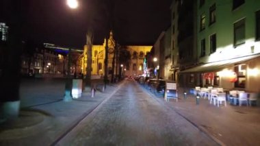 Brüksel, Belçika 'da gece yolda giden bir arabanın gerçek zamanlı kamera görüntüleri.