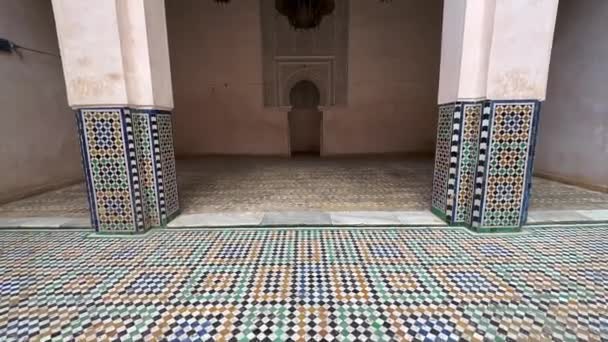 Интерьер Медресе Cherratine Старой Медине Фес Марокко — стоковое видео