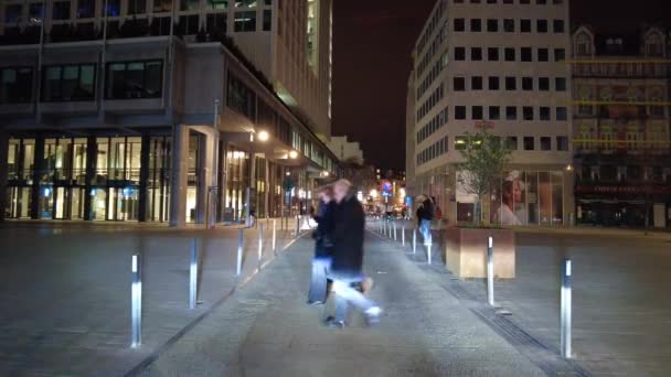 比利时布鲁塞尔 一辆汽车夜间在公路上行驶的实时监控录像 — 图库视频影像