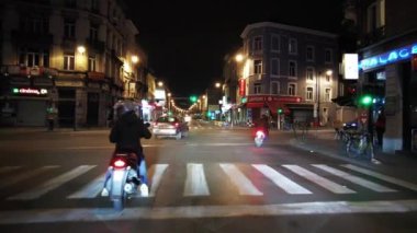 Brüksel, Belçika 'da gece yolda giden bir arabanın gerçek zamanlı kamera görüntüleri.
