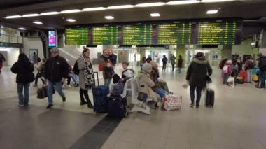 Brüksel, Belçika 'daki Bruxelles-Midi tren istasyonunda bekleyenler