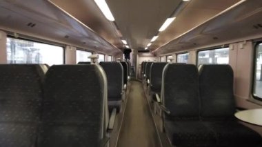 Belçika 'da tren vagonlarında yürüyen birinin FPV' si.