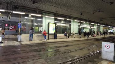 Brüksel, Belçika 'da tramvay bekleyen insanlar