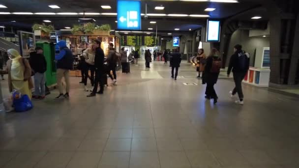 벨기에 브뤼셀의 철도역에서 기다리고 승객들 — 비디오