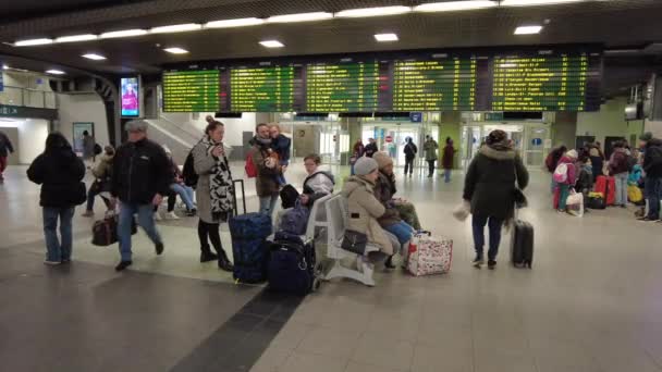 Passageiros Espera Dentro Estação Ferroviária Bruxelles Midi Bruxelas Bélgica — Vídeo de Stock