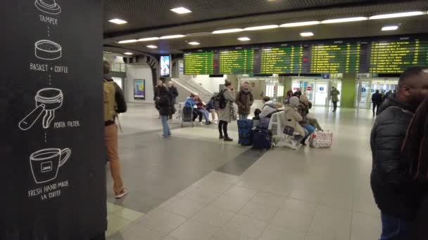 Passeggeri Attesa Nella Stazione Ferroviaria Bruxelles Midi Bruxelles Belgio — Video Stock