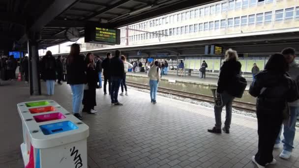Pasajeros Esperando Dentro Estación Tren Bruxelles Midi Bruselas Bélgica — Vídeo de stock