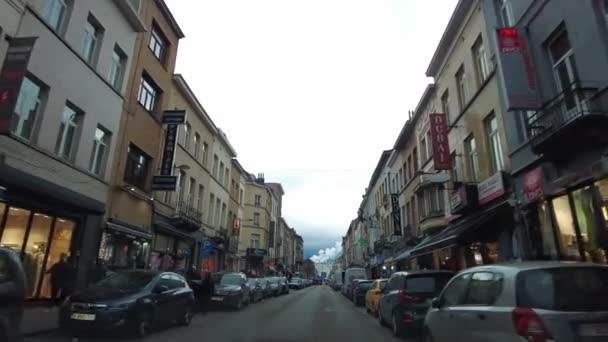 比利时布鲁塞尔下午一辆汽车在路上行驶的实时监控录像 — 图库视频影像