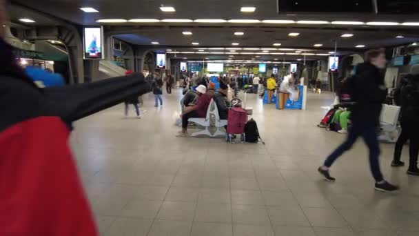 Пассажиры Ожидающие Железнодорожном Вокзале Брюссель Бельгия — стоковое видео