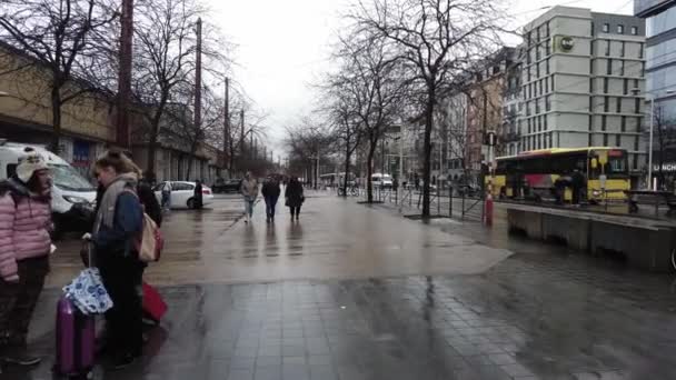 Человек Идущий Улицам Брюсселя Бельгия — стоковое видео