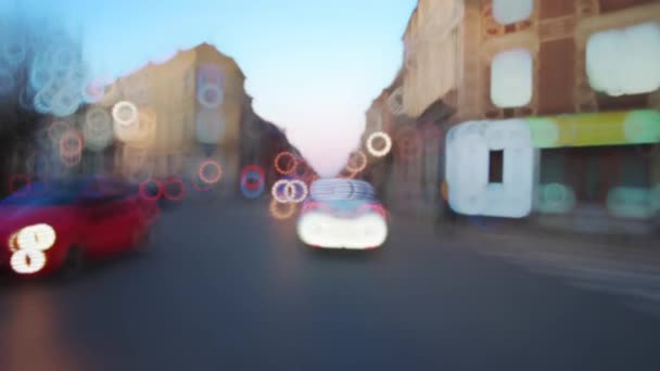 Images Floues Une Voiture Conduisant Sur Route Dans Ville — Video
