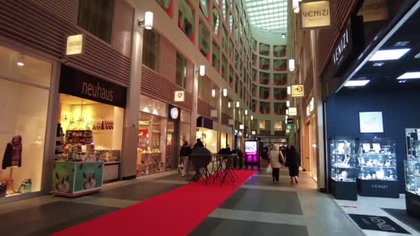Fpv Una Persona Caminando Dentro Centro Comercial Bruselas Bélgica — Vídeo de stock