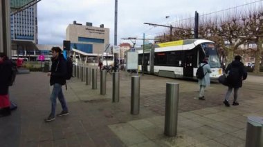 Gent, Belçika 'da caddeden geçen modern bir tramvay.