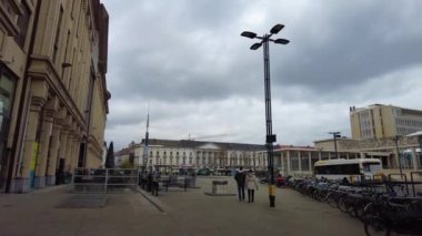 Gent, Belçika sokaklarında yürüyen bir kişinin FPV 'si