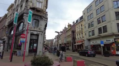 Gent, Belçika sokaklarında yürüyen bir kişinin FPV 'si