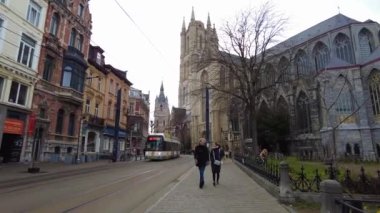 Gent, Belçika 'da caddeden geçen modern bir tramvay.