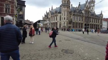 Gent, Belçika sokaklarında yürüyen bir kişinin FPV 'si