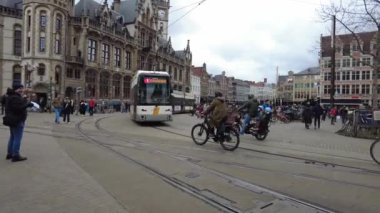 Gent, Belçika 'da caddeden geçen modern bir tramvay.