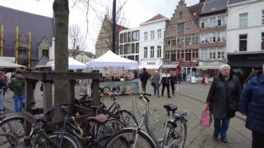 Gent, Belçika sokaklarında yürüyen bir kişinin FPV 'si