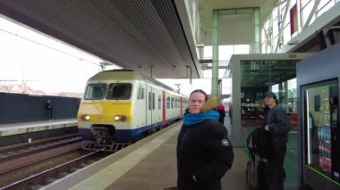 Ghent, Belçika 'daki Gent-Sint-Pieters tren istasyonuna modern bir tren geliyor.