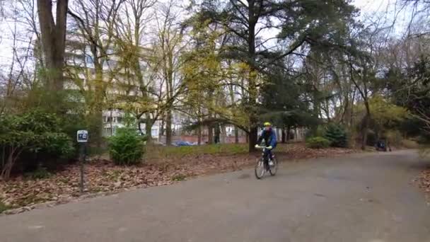 Fpv Uma Pessoa Caminhando Parque Citadel Ghent Bélgica — Vídeo de Stock