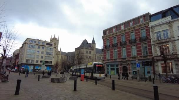 Современный Трамвай Проходящий Улице Гента Бельгия — стоковое видео