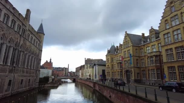 ベルギーのゲントの運河沿いを歩く人々 — ストック動画