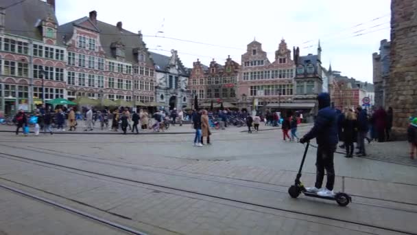 Moderní Tramvaj Projíždějící Ulicí Gentu Belgie — Stock video