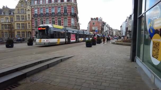 Bonde Moderno Que Passa Rua Ghent Bélgica — Vídeo de Stock