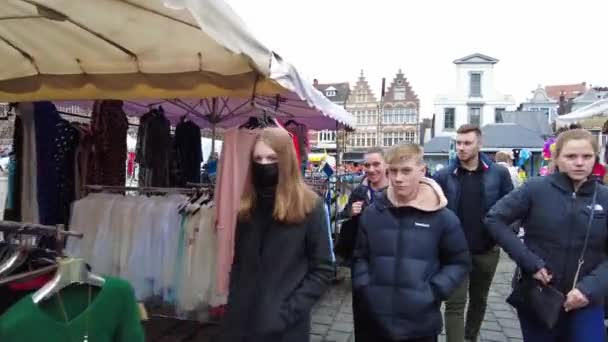 벨기에 겐트의 시장에서 사람들 — 비디오