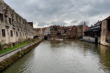 Ghent, Belçika 'da kanalda yüzen şehir turu teknesi.