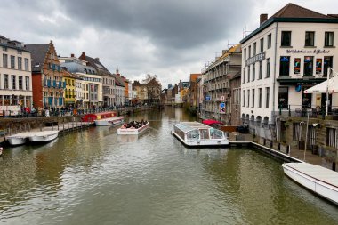 Ghent, Belçika 'da kanalda yüzen şehir turu teknesi.