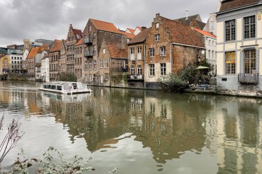 Ghent, Belçika 'da kanalda yüzen şehir turu teknesi.