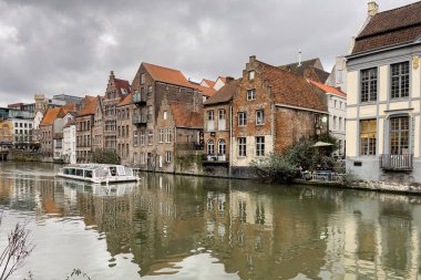 Ghent, Belçika 'da kanalda yüzen şehir turu teknesi.