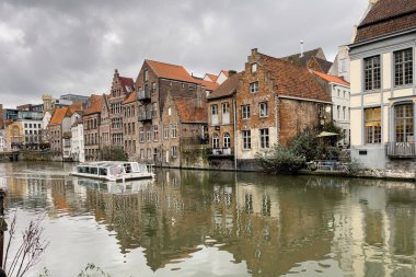 Ghent, Belçika 'da kanalda yüzen şehir turu teknesi.