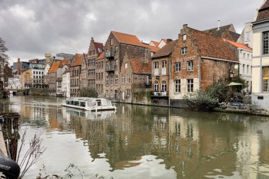 Ghent, Belçika 'da kanalda yüzen şehir turu teknesi.