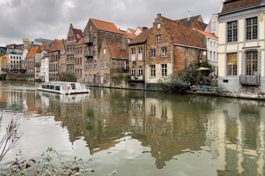 Ghent, Belçika 'da kanalda yüzen şehir turu teknesi.