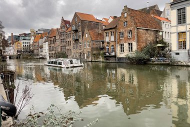 Ghent, Belçika 'da kanalda yüzen şehir turu teknesi.