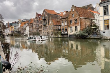 Ghent, Belçika 'da kanalda yüzen şehir turu teknesi.